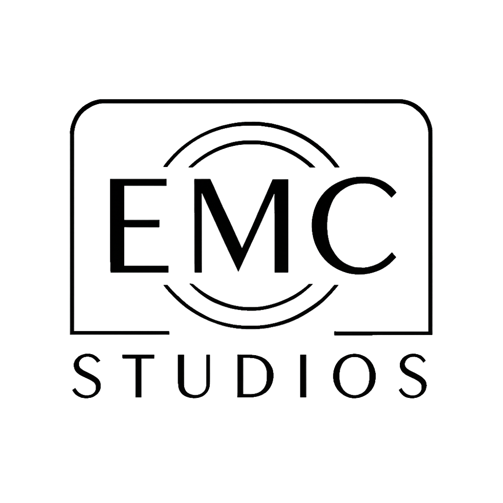 Weißes EMC Studios Logo auf grünem Hintergrund.