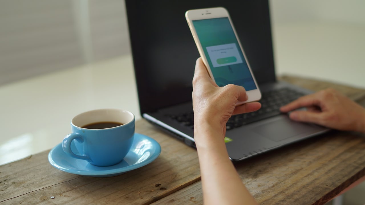 Smartphone mit geöffnetem WhatsApp-Chat – Bewerbung per Messenger.