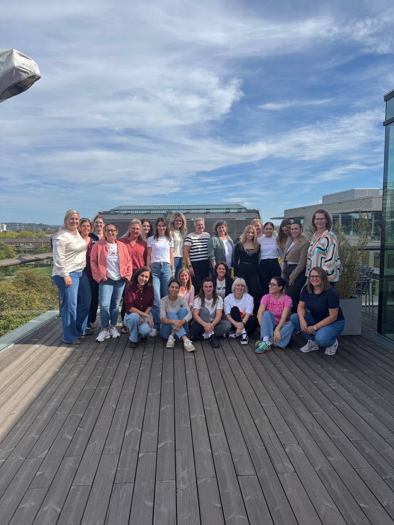 Gruppenfoto eines Jahrgangs der KFO Office Managerin