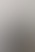 Mann im schwarzen Samt-Smoking mit Fliege und weißem Hemd, eine Uhr am linken Handgelenk, lächelt.