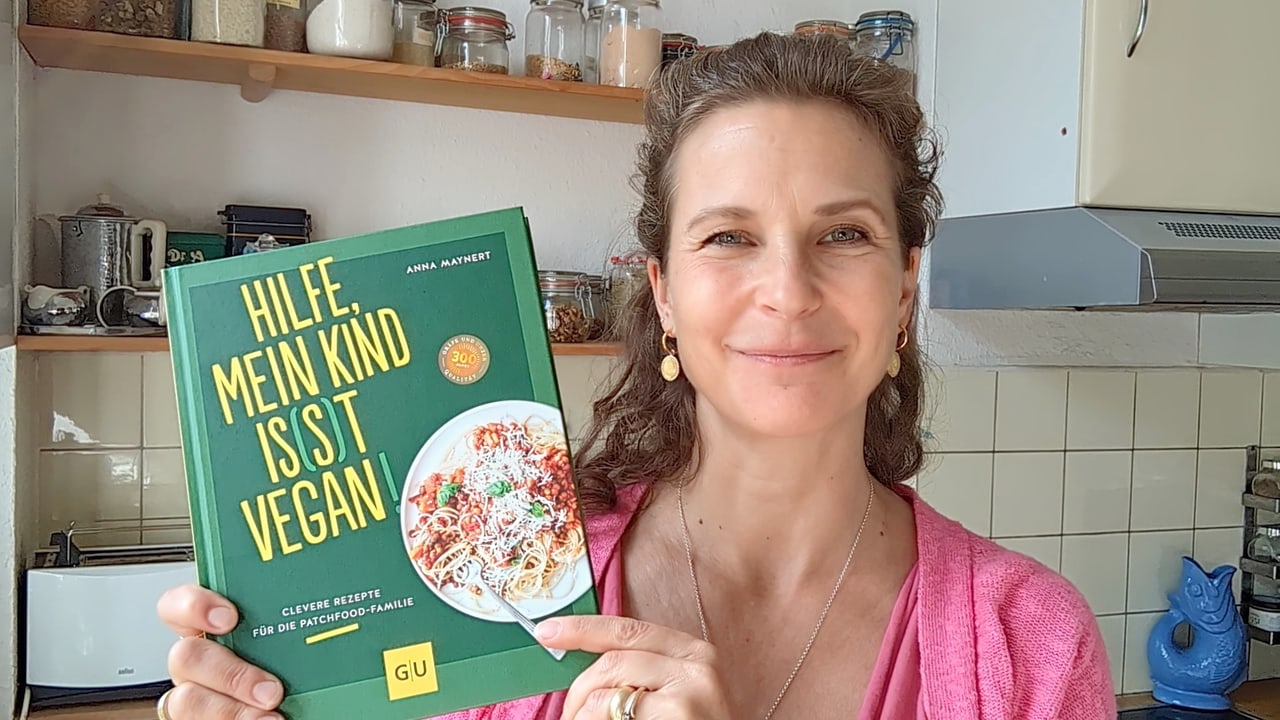 Anna Maynert mit ihrem Buch Hilfe, mein Kind is(s)t vegan!