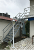 Stahlwangentreppe mit Gitterroststufen, feuerverzinkt