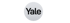 Schwarzer Yale-Schriftzug zentriert in einem hellgrauen Kreis auf schwarzem Hintergrund.