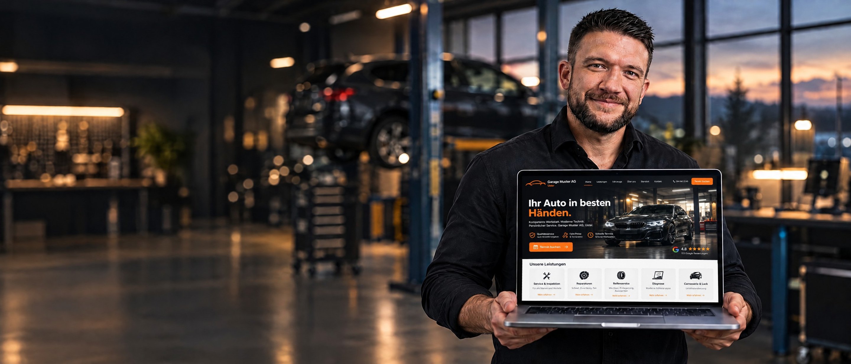 Benjamin Nogler zeigt am Laptop eine moderne Website für eine Garage in Uster