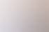 Vier Schülerinnen und die Schulleiterin stehen um einen runden Tisch in einem hellen Raum und schauen auf Dokumente.