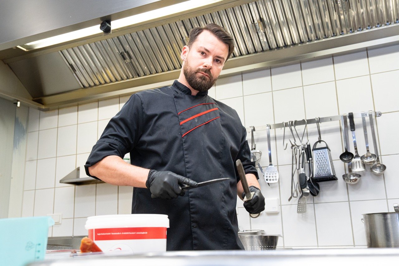 Koch der Metzgerei Böhmfelder bei der Arbeit in der Küche
