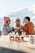 Mit Freunden auf der Hütte in Saalbach Hinterglemm im Winter