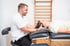 Physiotherapeut behandelt den Nacken einer liegenden Patientin bei LANDphysio in Lauchdorf im Allgäu.