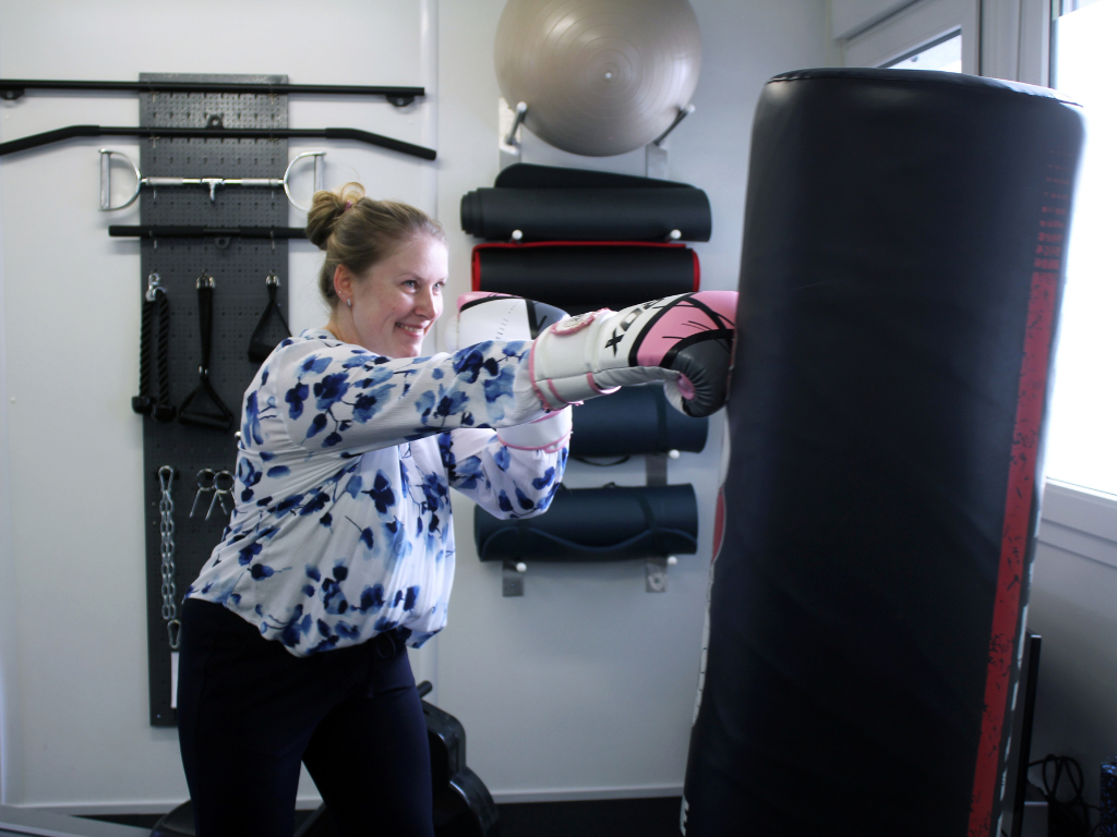 Carsta Ullrich am Boxsack im Fitnessraum