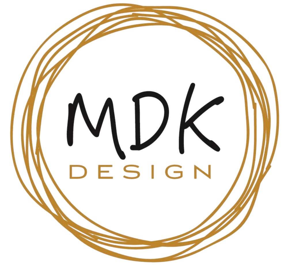 MDK Design Logo auf grünem Hintergrund, umgeben von einem skizzenhaften goldenen Kreis.