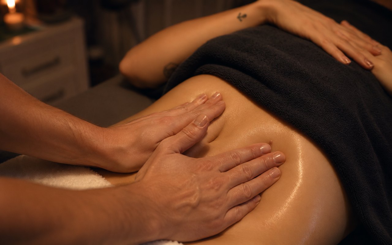 Brasilianische Lymphmassage bei SWON in Pforzheim: Hände in fließender Bewegung