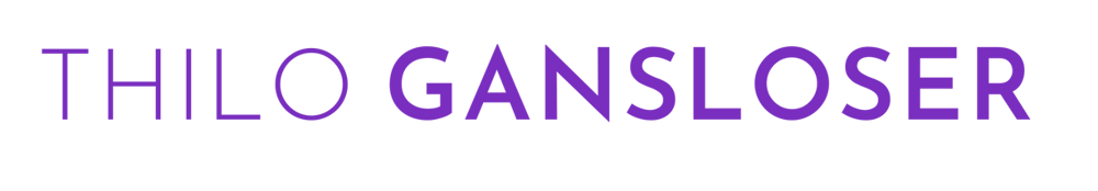 "THILO GANSLOSER" LOGO in lila Farbe auf einem grauen Hintergrund.