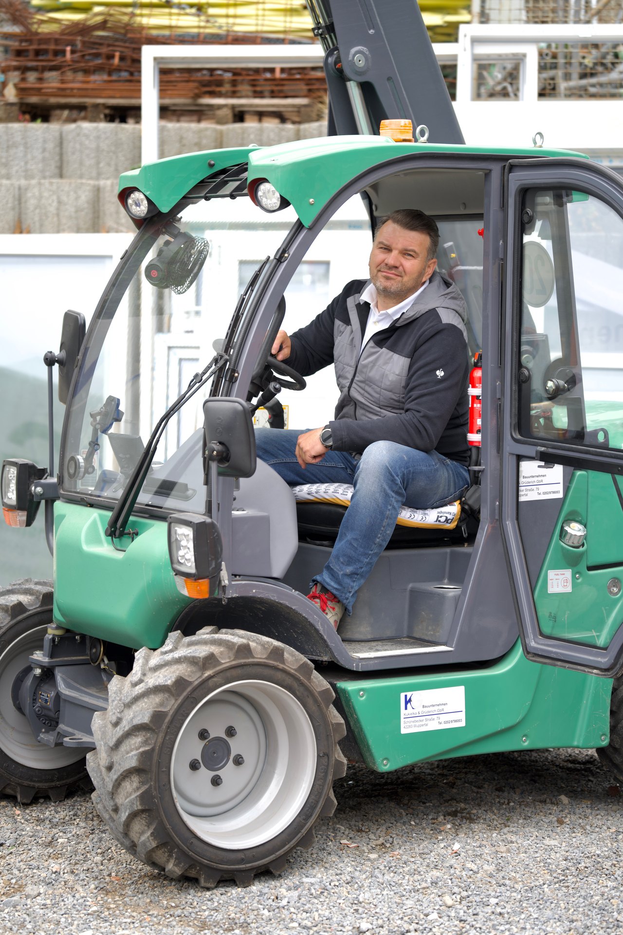 Tomasz Kukielka am Steuer des Radladers von K&G Bauunternehmen