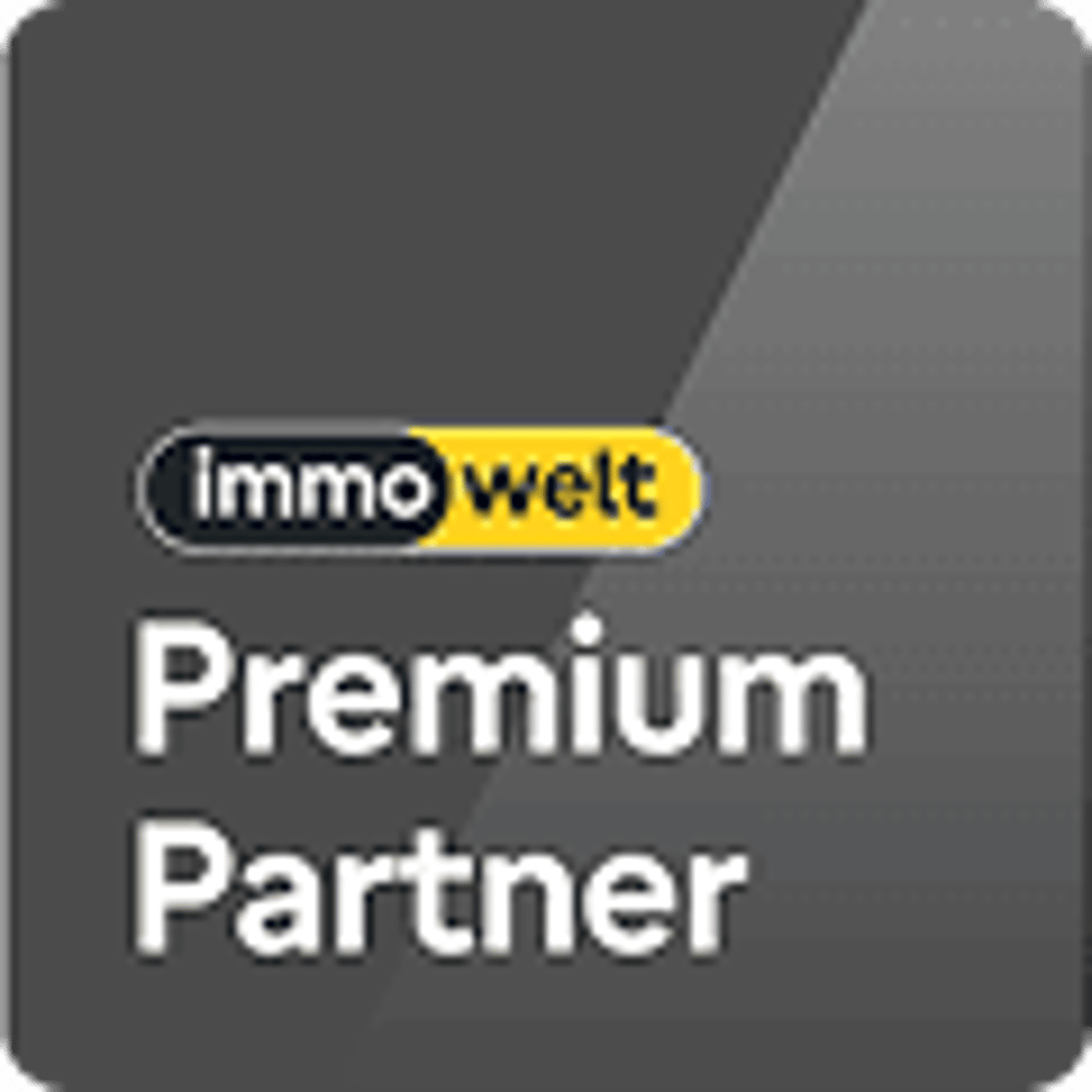ImmoWelt Premium Partner Logo auf grauem Hintergrund.
