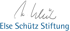 Schwarze Unterschrift über dem blauen Text "Else Schütz Stiftung" auf dunkelgrünem Hintergrund.
