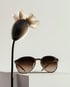 KI-generierte Fotografie im Editorial-Look – minimalistische Komposition mit Kontrast aus Licht und Schatten