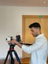 Professionelle Kamera- und Videoausrüstung für die Produktion eines Video Sales Letters (VSL) von Amro Media.
