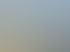 Paar posiert auf einem Holzsteg am Meer unter blauem Himmel.