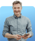 Freundliches Porträtfoto von Eric Osenau mit einem Handy in der Hand