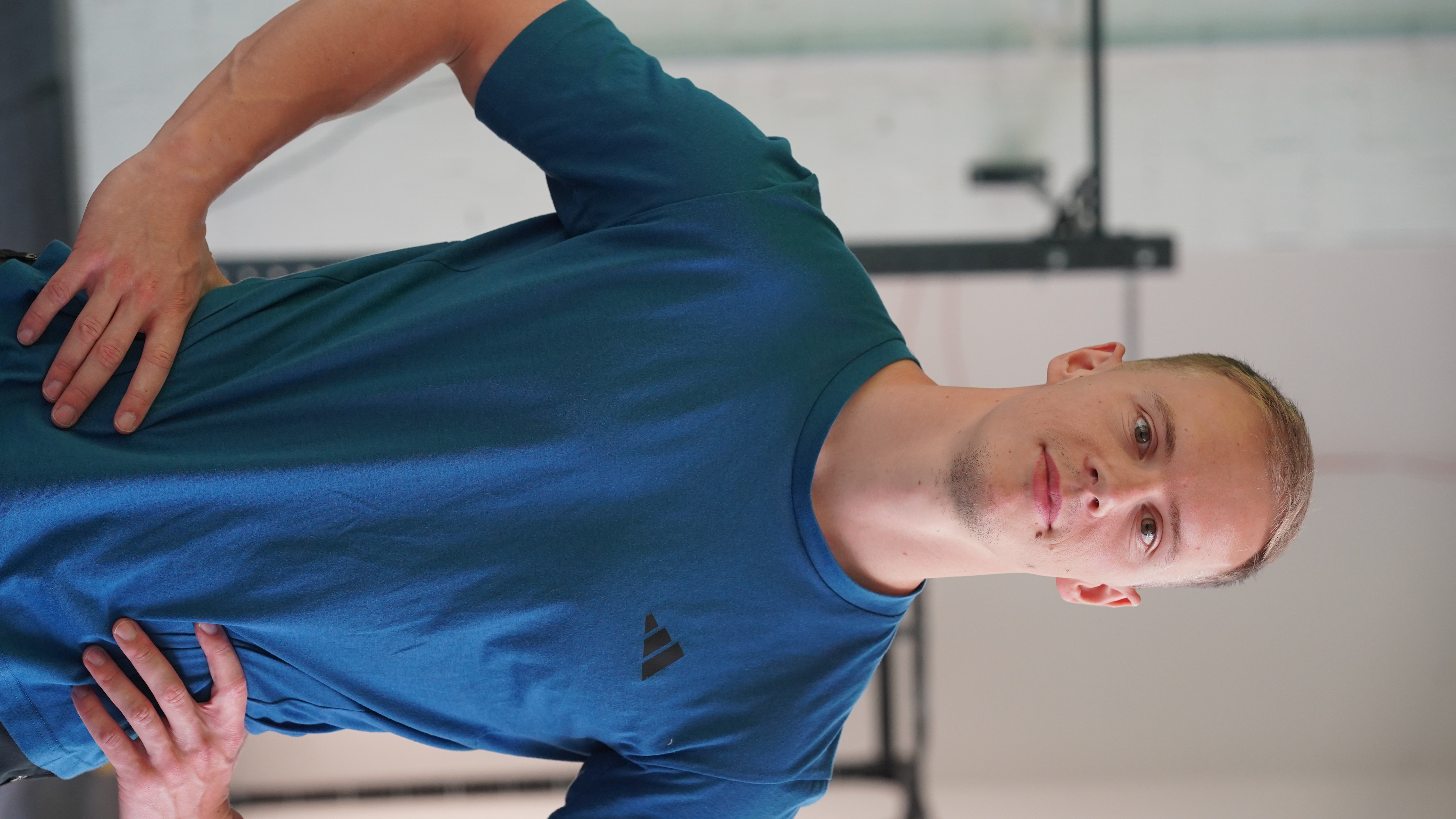 Karl Schady trainiert Calisthenics an der Stange