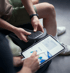 Zwei Personen begutachten ein 3D-gedrucktes Gittermodell neben einem Tablet mit Analysedaten.