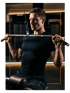 Mann trainiert im Fitnessstudio am Latzug-Gerät, mit konzentriertem Blick.