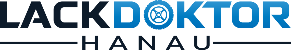 Logo "LACKDOKTOR HANAU" in Schwarz und Blau auf grünem Hintergrund, mit einem Felgen-Symbol im "O" von "DOKTOR".