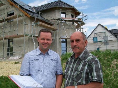 Tino und Bernd Morgenbrod vor einem Rohbau