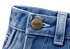 Nahaufnahme des oberen Teils einer Jeans mit einem goldfarbenen Knopf, auf dem "PMPG*" steht.