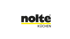 Nolte Küchen Logo in Grau mit gelber Linie auf schwarzem Hintergrund.