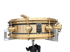 Goldene Piroth Drums Snare Drum mit Schlagstöcken auf schwarzem Hintergrund.