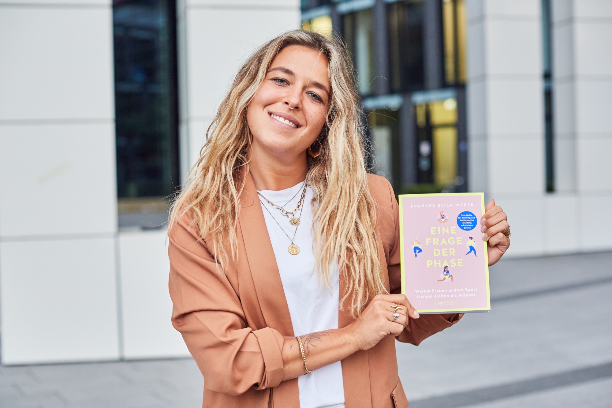 Frances Elisa Weber mit ihrem Buch „Eine Frage der Phase“