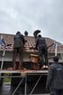 Monteure installieren eine Photovoltaikanlage im Raum Heilbronn auf einem Ziegeldach  und befestigen die Unterkonstruktion für Solarmodule.
