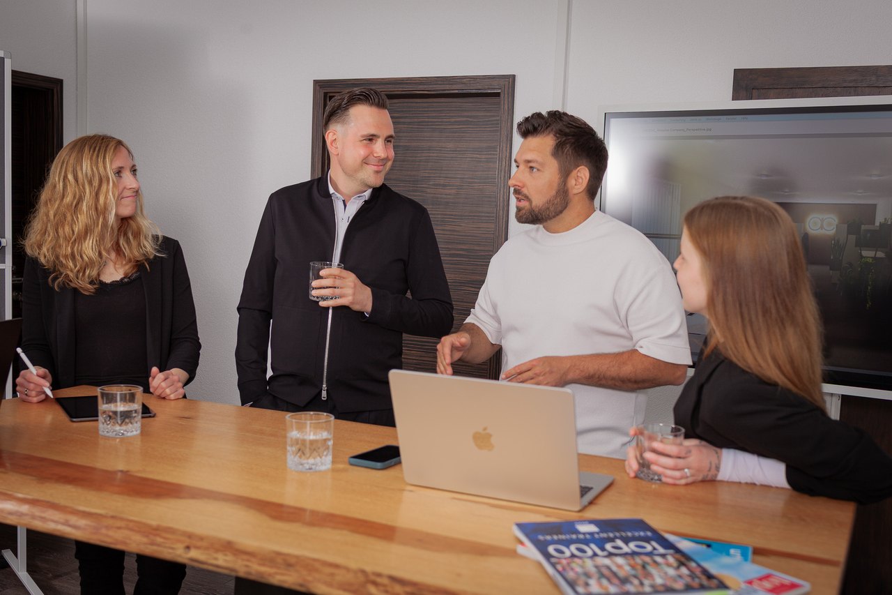 Coaching-Gespräch bei Tobias Wolfrum Consulting an einem Holztisch
