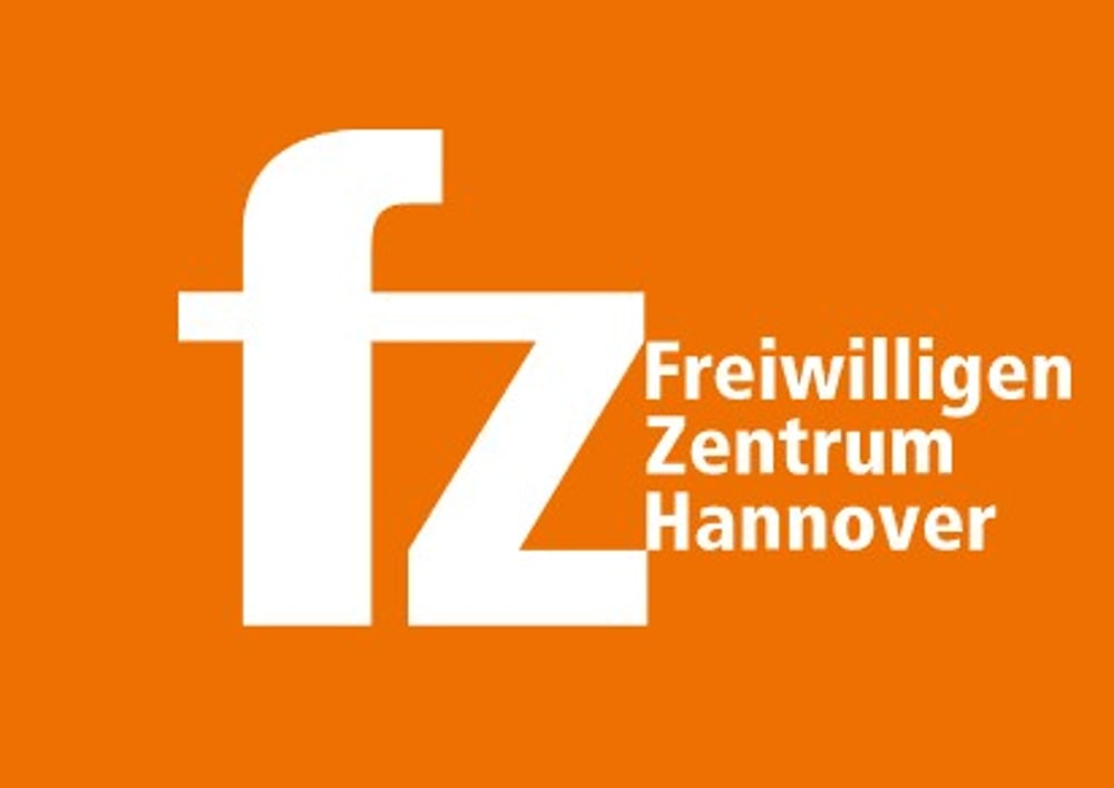 Logo des Freiwilligen Zentrum Hannover mit den weißen Buchstaben "fz" und dem Text "Freiwilligen Zentrum Hannover" auf orangefarbenem Hintergrund.