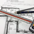Architekturpläne mit Lineal, Bleistift und Taschenrechner.