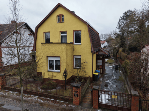 Zweifamilienhaus mit großem Grundstück & Nebengebäuden