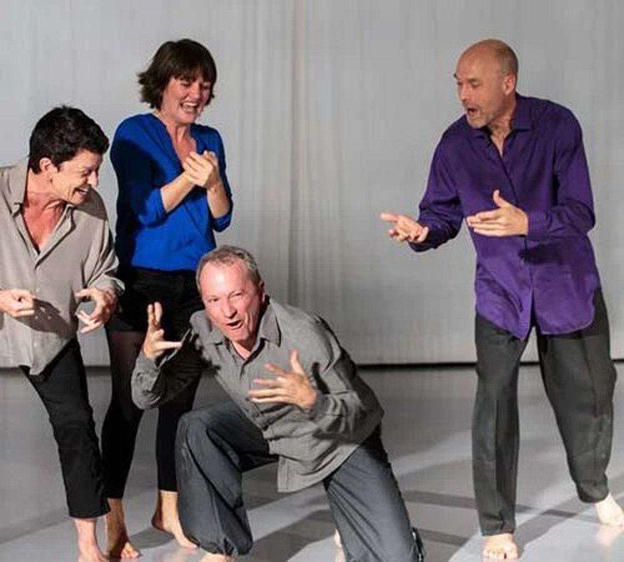 Vier Personen spielen lachend eine Improtheater-Szene
