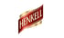 Logo der Sektmarke Henkell in weißer Schrift auf einem geschwungenen, rot-goldenen Banner vor schwarzem Hintergrund.