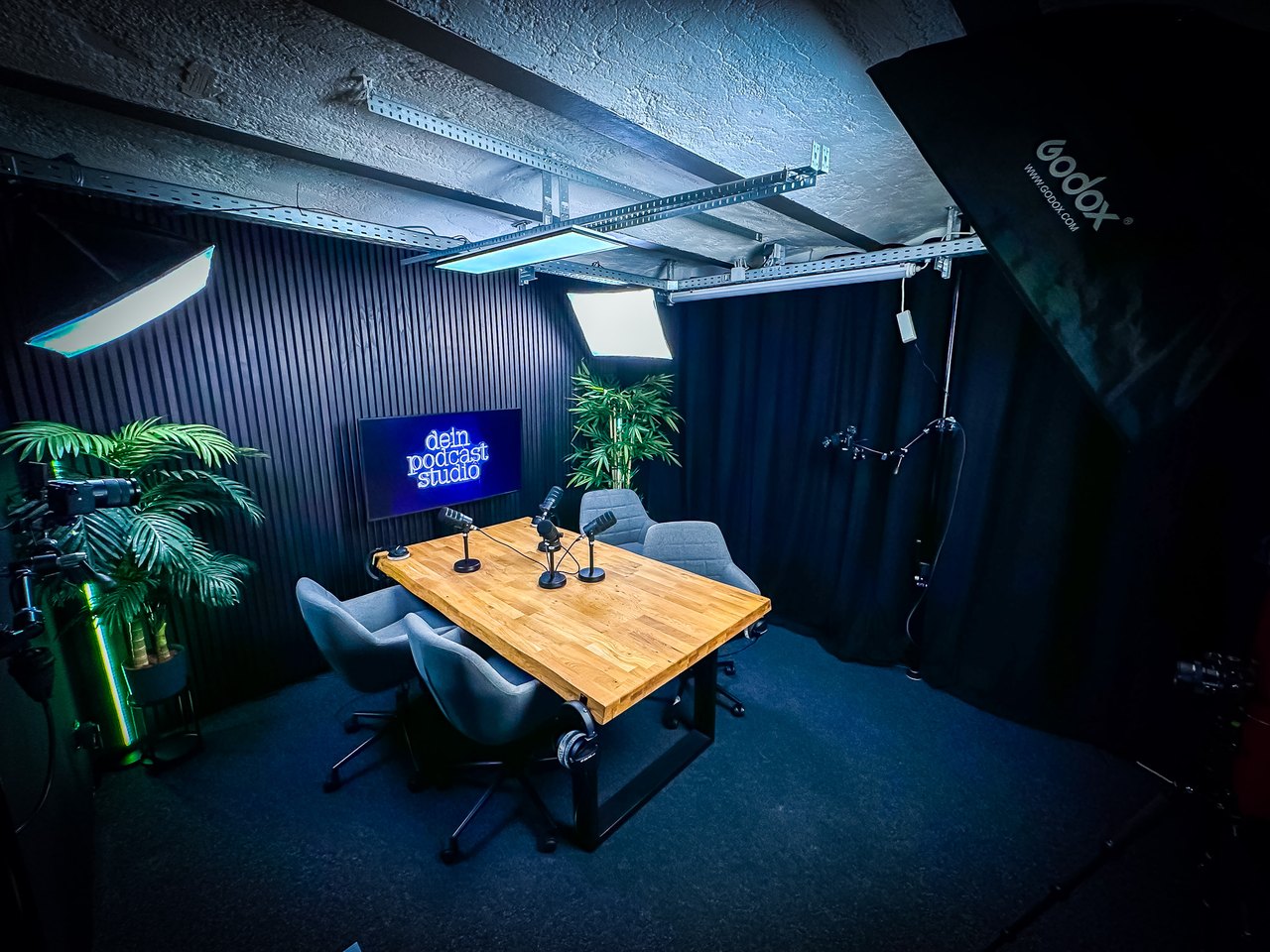 Innenansicht des Video-Podcaststudios in Leipzig mit Kamera- und Lichtequipment