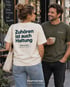 Frau im cremefarbenen Wearmorrow® Shirt mit der Rückenbotschaft Zuhören ist auch Haltung vor einem Café