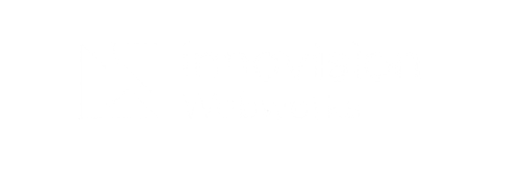 Logo von Innovision Webworks mit weißem Symbol und Text auf grünem Hintergrund.