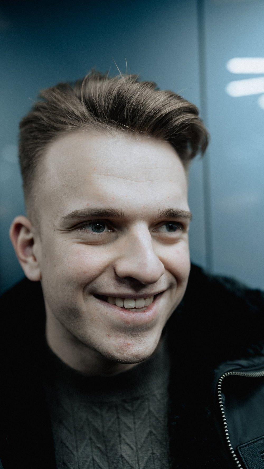 Lachendes Porträt eines Mannes