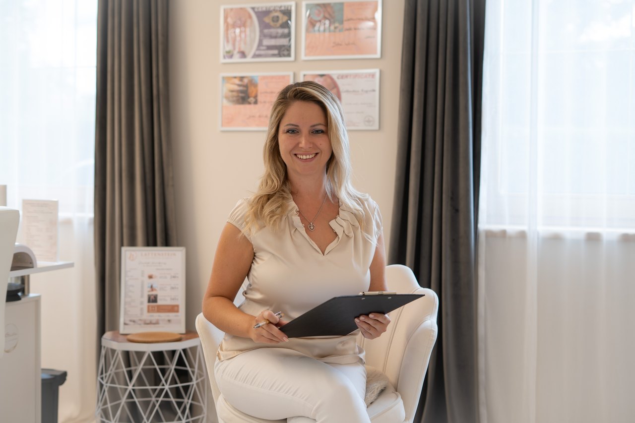 Hana Lattenstein, Gründerin von Lattenstein Aesthetics, in ihrem Studio in Seeboden