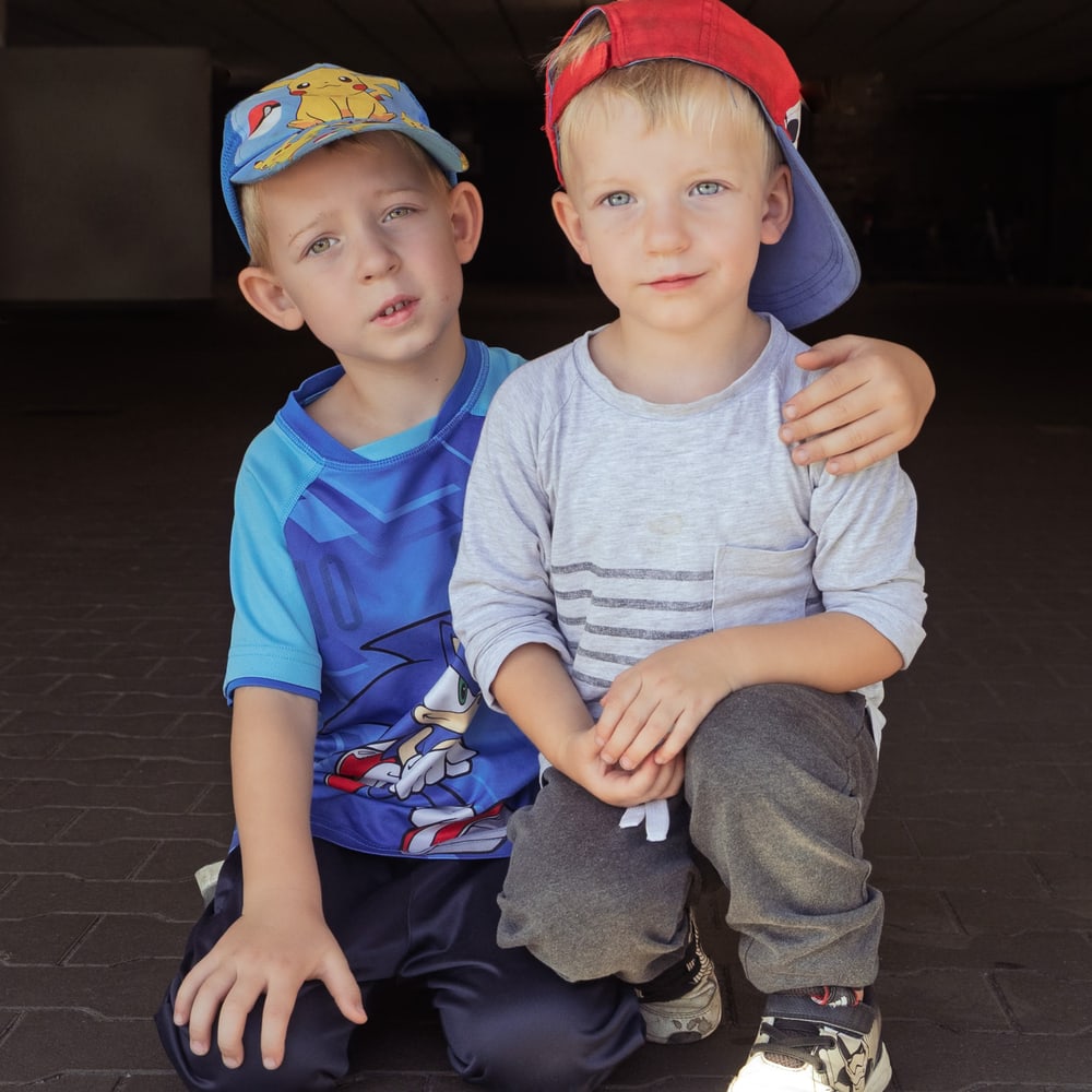 Kinder in einem ruhigen, echten Moment