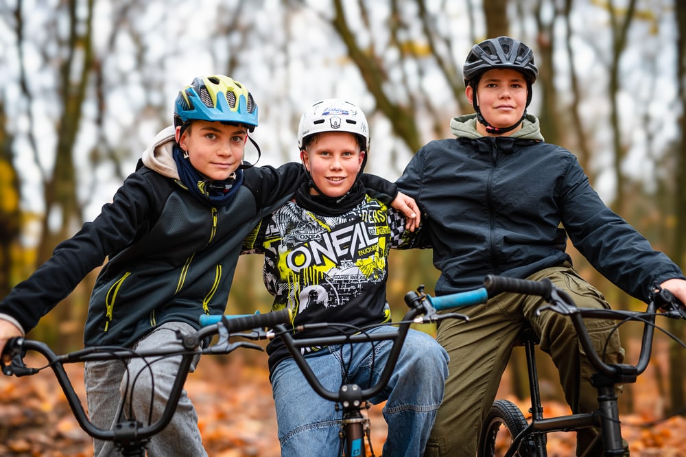 Jungs haben gemeinsam Spaß auf der BMX-Bahn