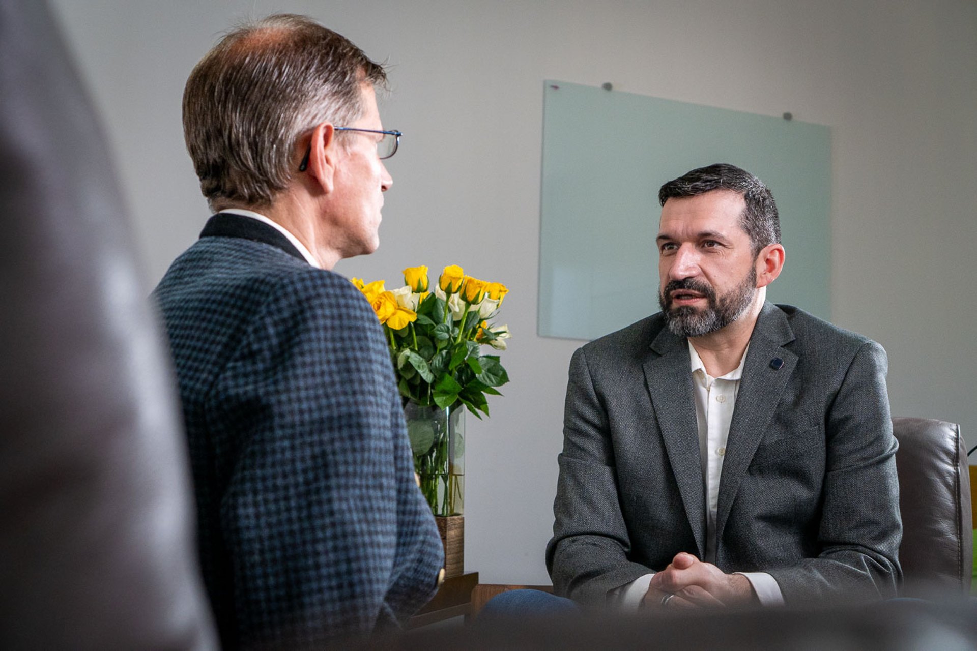Ewald Unger im Gespräch mit einem Patienten in seiner Praxis
