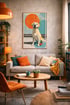 Labrador Poster „Haltestellen-Wächter“ über Sofa in modernem Wohnzimmer mit warmen Farben