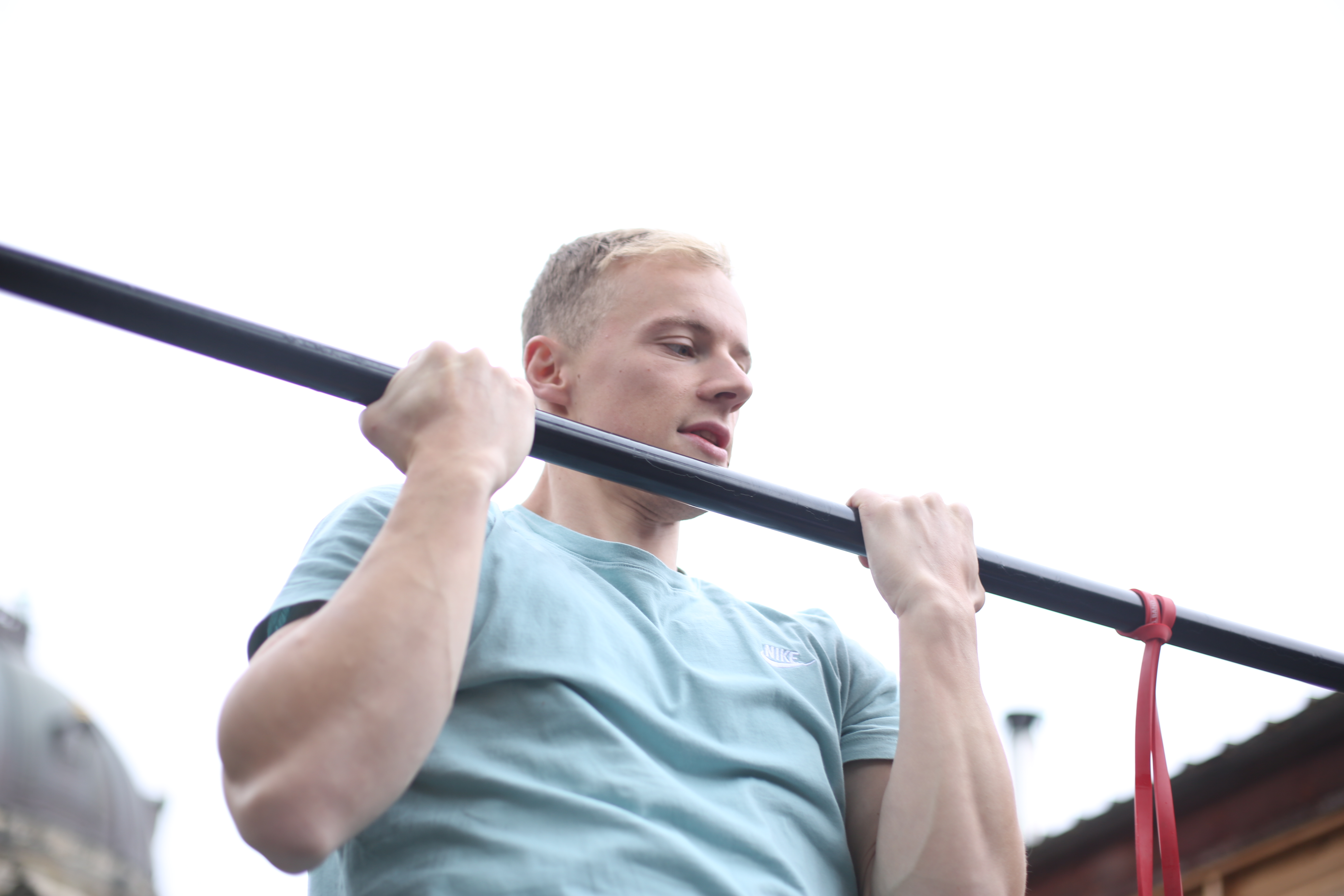 Karl Schady zeigt einen Calisthenics-Skill