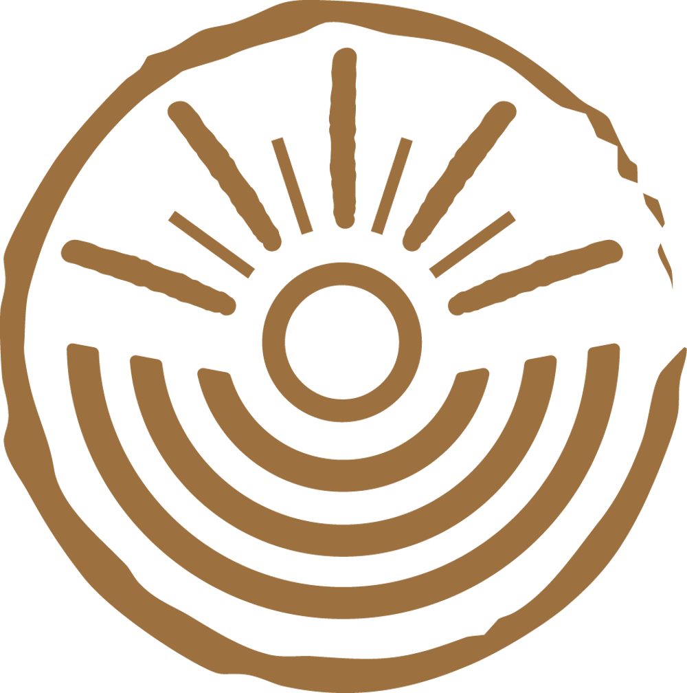 Rustfarbenes Sonnen-Logo auf dunkelgrünem Hintergrund, strahlt nach oben und unten.